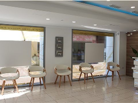 Sala de espera de la clínica de La Línea